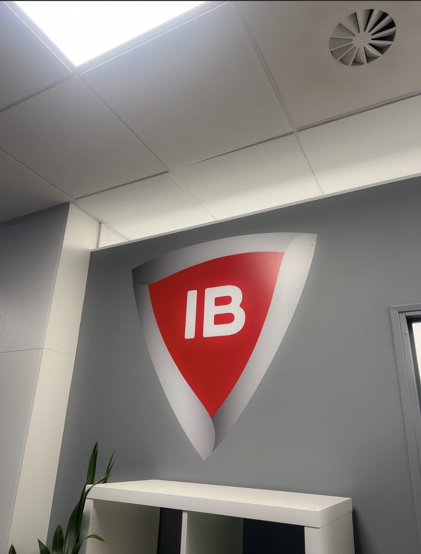 Le logo Iron Bodyfit dans le studio