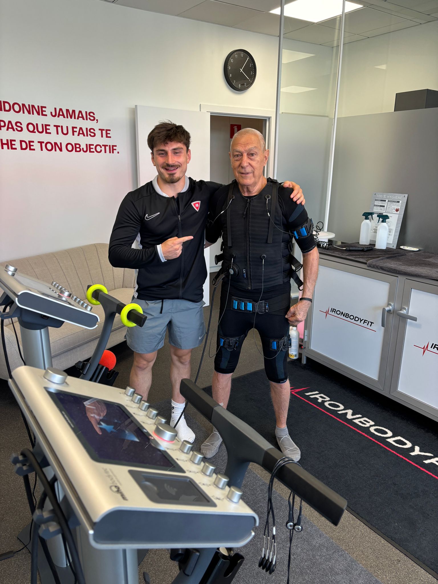 Un coach et un participant en tenue EMS au studio